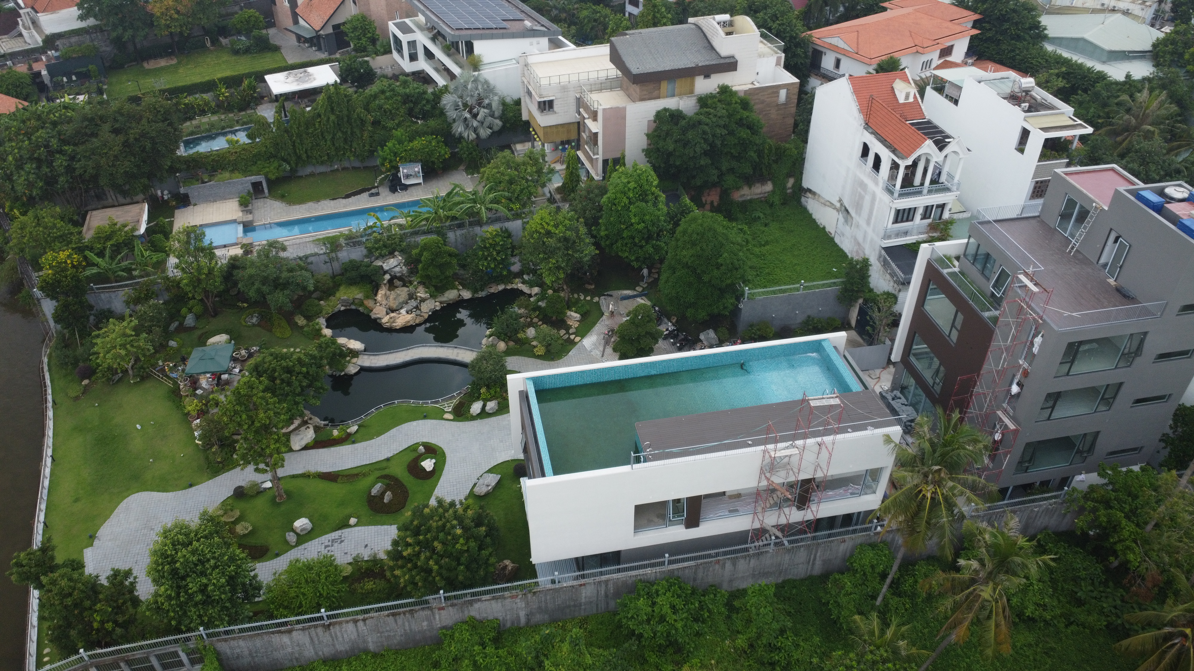 BIỆT THỰ SÂN VƯỜN - QUẬN 2